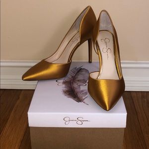 BRAND NEW Jessica Simpson gold satin pumps